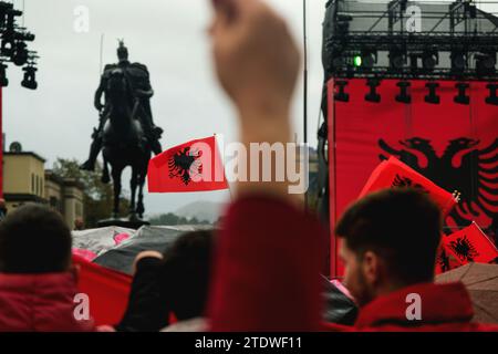 Tirana, Albanien - 28. November 2023: An einem regnerischen Unabhängigkeitstag auf dem Skanderbeg-Platz wird die Bühne in der Nähe der Skanderbeg-Statue, die geschmückt ist, auf einem Foto festgehalten Stockfoto