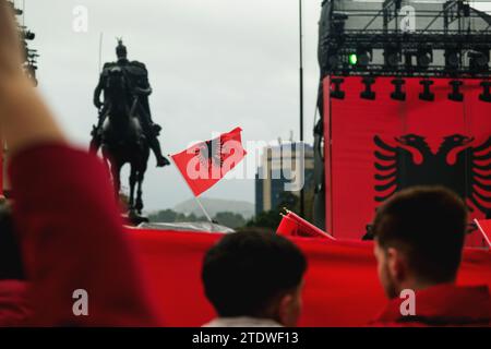 Tirana, Albanien - 28. November 2023: An einem regnerischen Unabhängigkeitstag auf dem Skanderbeg-Platz wird die Bühne in der Nähe der Skanderbeg-Statue, die geschmückt ist, auf einem Foto festgehalten Stockfoto