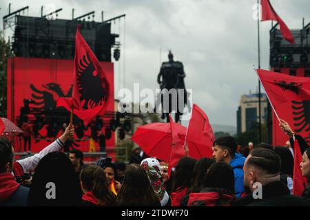 Tirana, Albanien - 28. November 2023: An einem regnerischen Unabhängigkeitstag auf dem Skanderbeg-Platz wird die Bühne in der Nähe der Skanderbeg-Statue, die geschmückt ist, auf einem Foto festgehalten Stockfoto