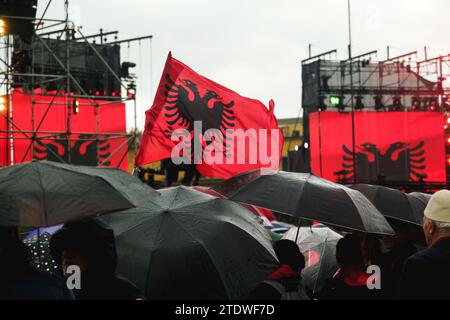 Tirana, Albanien - 28. November 2023: An einem regnerischen Unabhängigkeitstag auf dem Skanderbeg-Platz wird die Bühne in der Nähe der Skanderbeg-Statue, die geschmückt ist, auf einem Foto festgehalten Stockfoto