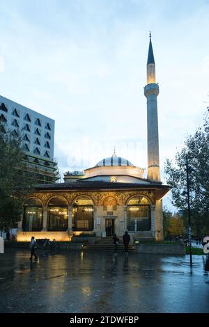 Tirana, Albanien – 28. November 2023: Ein Foto der Ethem-Bey-Moschee auf dem Skanderbeg-Platz, aufgenommen an einem regnerischen Unabhängigkeitstag in Tirana Stockfoto