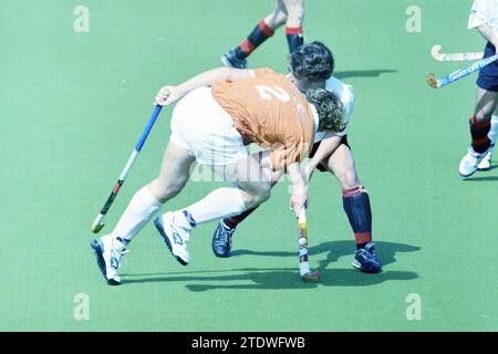 Hockeyspiel Bloemendaal-Amsterdam, 01-04-1995, Whizgle News from the Past, maßgeschneidert für die Zukunft. Erkunden Sie historische Geschichten, das Image der niederländischen Agentur aus einer modernen Perspektive, die die Lücke zwischen den Ereignissen von gestern und den Erkenntnissen von morgen überbrückt. Eine zeitlose Reise, die die Geschichten prägt, die unsere Zukunft prägen Stockfoto