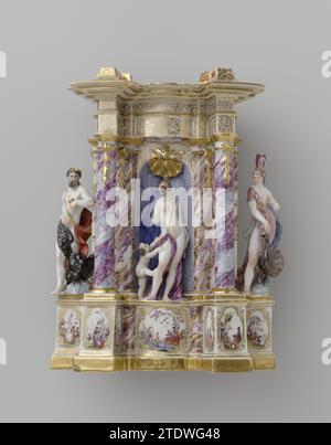 Venus-Tempel, Meissener Porzellan Manufaktur, 1727 Bild von bemaltem Porzellan. Das Bild stellt einen Rachentempel dar. Es gibt zwei Säulen vor einer Wand, die einen Kopfrahmen tragen. In der Mauer befindet sich eine Nische, in der eine Venus mit Amor steht. Links und rechts von der Wand befinden sich auf hohen Versandeinheiten bzw. Jupiter mit einem schwarzen Adler und Juno mit einem Pfau. Das Bild ist nicht markiert. Float Porzellan Bild von bemaltem Porzellan. Das Bild stellt einen Rachentempel dar. Es gibt zwei Säulen vor einer Wand, die einen Kopfrahmen tragen. In der Mauer befindet sich eine Nische, in der eine Venus mit Amor steht Stockfoto