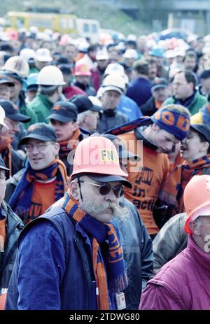 Tarifvertragsklage Hoogovens, IJmuiden, IJmuiden, Niederlande, 21-03-1999, Whizgle News aus der Vergangenheit, zugeschnitten auf die Zukunft. Erkunden Sie historische Geschichten, das Image der niederländischen Agentur aus einer modernen Perspektive, die die Lücke zwischen den Ereignissen von gestern und den Erkenntnissen von morgen überbrückt. Eine zeitlose Reise, die die Geschichten prägt, die unsere Zukunft prägen Stockfoto