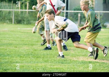 Sport mit Kindern, Velserbroek, 12-08-1997, Whizgle News aus der Vergangenheit, zugeschnitten auf die Zukunft. Erkunden Sie historische Geschichten, das Image der niederländischen Agentur aus einer modernen Perspektive, die die Lücke zwischen den Ereignissen von gestern und den Erkenntnissen von morgen überbrückt. Eine zeitlose Reise, die die Geschichten prägt, die unsere Zukunft prägen Stockfoto