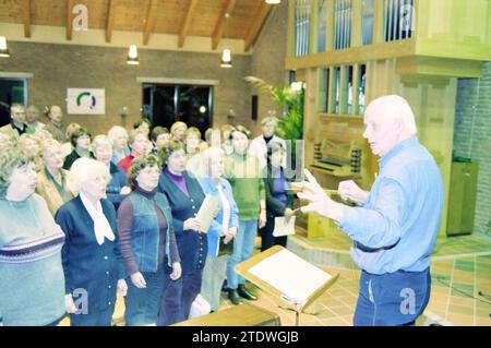 Dirigent Richard Heidema 50 Jahre, 02.03.2002, Whizgle News aus der Vergangenheit, zugeschnitten auf die Zukunft. Erkunden Sie historische Geschichten, das Image der niederländischen Agentur aus einer modernen Perspektive, die die Lücke zwischen den Ereignissen von gestern und den Erkenntnissen von morgen überbrückt. Eine zeitlose Reise, die die Geschichten prägt, die unsere Zukunft prägen Stockfoto