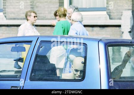 Auto mit Schaufensterpuppen, 29-06-1994, Whizgle News aus der Vergangenheit, maßgeschneidert für die Zukunft. Erkunden Sie historische Geschichten, das Image der niederländischen Agentur aus einer modernen Perspektive, die die Lücke zwischen den Ereignissen von gestern und den Erkenntnissen von morgen überbrückt. Eine zeitlose Reise, die die Geschichten prägt, die unsere Zukunft prägen Stockfoto