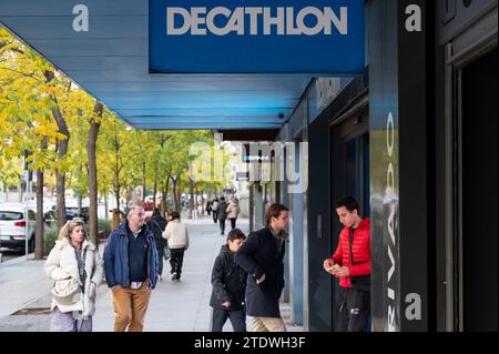 Madrid, Spanien. Dezember 2023. Kunden gehen zu Fuß in den französischen Sportartikelladen Decathlon in Madrid. Quelle: SOPA Images Limited/Alamy Live News Stockfoto