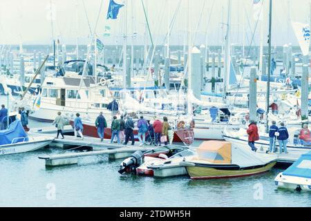 Start des Segelrennens in IJmuiden, IJmuiden, Niederlande, 12-07-1996, Whizgle News from the Past, maßgeschneidert für die Zukunft. Erkunden Sie historische Geschichten, das Image der niederländischen Agentur aus einer modernen Perspektive, die die Lücke zwischen den Ereignissen von gestern und den Erkenntnissen von morgen überbrückt. Eine zeitlose Reise, die die Geschichten prägt, die unsere Zukunft prägen Stockfoto