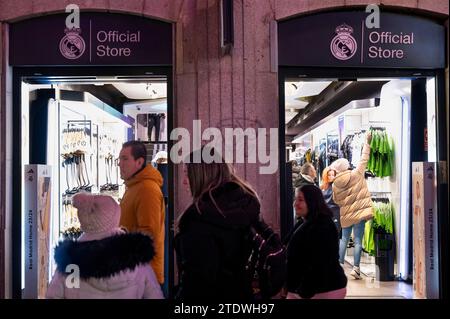 Madrid, Spanien. Dezember 2023. Fußgänger werden im offiziellen Sportbekleidungsgeschäft und Logo der spanischen Fußballmannschaft Real Madrid Club in Madrid gesehen. Quelle: SOPA Images Limited/Alamy Live News Stockfoto