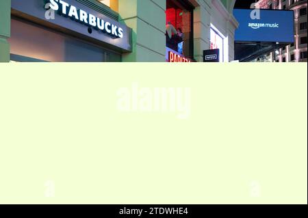 Madrid, Spanien. Dezember 2023. Fußgänger gehen an der amerikanischen multinationalen Starbucks Coffee Store in Madrid vorbei. Quelle: SOPA Images Limited/Alamy Live News Stockfoto