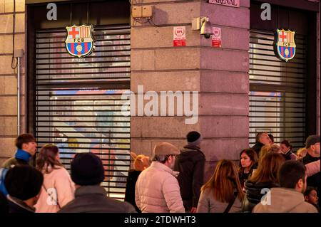 Madrid, Spanien. Dezember 2023. Fußgänger gehen an einem geschlossenen Geschäft der spanischen Fußballmannschaft Futbol Club Barcelona in Madrid vorbei. (Foto: Xavi Lopez/SOPA Images/SIPA USA) Credit: SIPA USA/Alamy Live News Stockfoto