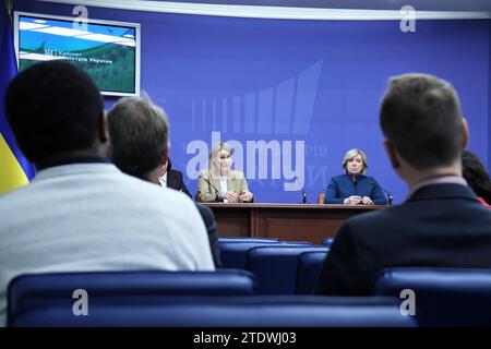 Kiew, Ukraine. Dezember 2023. KIEW, UKRAINE - 19. DEZEMBER 2023 - die UNHCR-Vertreterin in der Ukraine Karolina Lindholm Billing (L) und der stellvertretende Premierminister der Ukraine und Ministerin für die Wiedereingliederung der vorübergehend besetzten Gebiete der Ukraine Iryna Vereshchuk werden während eines gemeinsamen Briefings in Kiew, Hauptstadt der Ukraine, dargestellt Credit: Ukrinform/Alamy Live News Stockfoto