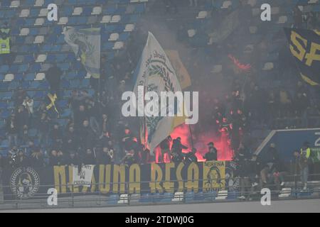 Neapel, Italien. Dezember 2023. Die Frosinone Fans beim Fußball-Italiener - Cup zwischen SSC Napoli und Frosinone Calcio im Diego Armando Maradona Stadium Credit: Independent Photo Agency/Alamy Live News Stockfoto