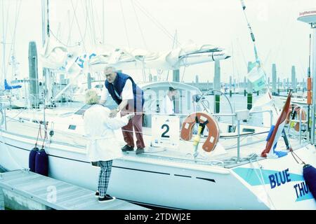 Start des Segelrennens in IJmuiden, IJmuiden, Niederlande, 12-07-1996, Whizgle News from the Past, maßgeschneidert für die Zukunft. Erkunden Sie historische Geschichten, das Image der niederländischen Agentur aus einer modernen Perspektive, die die Lücke zwischen den Ereignissen von gestern und den Erkenntnissen von morgen überbrückt. Eine zeitlose Reise, die die Geschichten prägt, die unsere Zukunft prägen Stockfoto