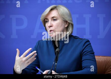 Kiew, Ukraine. Dezember 2023. KIEW, UKRAINE - 19. DEZEMBER 2023 - die Vizepremierministerin der Ukraine und Ministerin für die Wiedereingliederung der vorübergehend besetzten Gebiete der Ukraine Iryna Vereshchuk spricht während eines gemeinsamen Briefings mit der UNHCR-Vertreterin in der Ukraine Karolina Lindholm Billing, Kiew, Hauptstadt der Ukraine Credit: Ukrinform/Alamy Live News Stockfoto