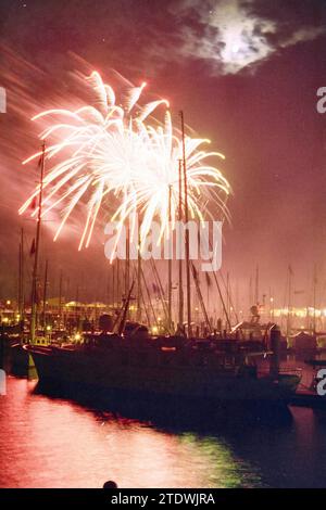 Feuerwerk, Hiswa, 09.04.1995, Whizgle News from the Past, maßgeschneidert für die Zukunft. Erkunden Sie historische Geschichten, das Image der niederländischen Agentur aus einer modernen Perspektive, die die Lücke zwischen den Ereignissen von gestern und den Erkenntnissen von morgen überbrückt. Eine zeitlose Reise, die die Geschichten prägt, die unsere Zukunft prägen Stockfoto