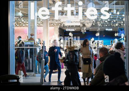 Madrid, Spanien. Dezember 2023. Käufer werden in der spanischen Modemarke von Inditex, Lefties, in Madrid gesehen. (Foto: Xavi Lopez/SOPA Images/SIPA USA) Credit: SIPA USA/Alamy Live News Stockfoto