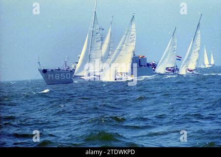 Start des Segelrennens in IJmuiden, IJmuiden, Niederlande, 12-07-1996, Whizgle News from the Past, maßgeschneidert für die Zukunft. Erkunden Sie historische Geschichten, das Image der niederländischen Agentur aus einer modernen Perspektive, die die Lücke zwischen den Ereignissen von gestern und den Erkenntnissen von morgen überbrückt. Eine zeitlose Reise, die die Geschichten prägt, die unsere Zukunft prägen Stockfoto