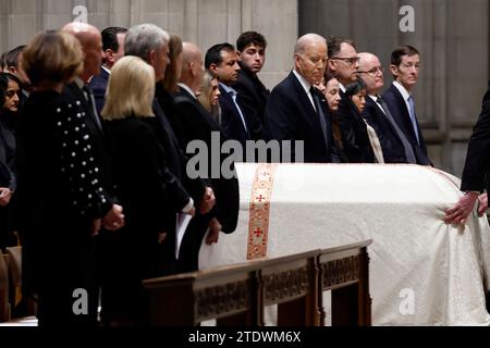 Washington, DC, USA, 19. Dezember 2023. Washington, DC, USA. Dezember 2023. US-Präsident Joe Biden, Mitte rechts, bei der Beerdigungsfeier des verstorbenen Associate Justice of the Supreme Court Sandra Day O'Connor in der Washington National Cathedral in Washington, DC, USA, am Dienstag, den 19. Dezember, 2023. O'Connor, die als erste Frau am Obersten Gerichtshof der USA zur entscheidenden Abstimmung über Abtreibung, Religion, Rasse und andere soziale Fragen wurde, starb am 1. Dezember im Alter von 93 Jahren. Quelle: Ting Shen/Pool über CNP/dpa/Alamy Live News Stockfoto