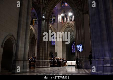 Washington, DC, USA, 19. Dezember 2023. Washington, DC, USA. Dezember 2023. Die Beerdigungsfeier des verstorbenen Associate Justice des Obersten Gerichtshofs Sandra Day O'Connor in der Washington National Cathedral in Washington, DC, USA, am Dienstag, den 19. Dezember, 2023. O'Connor, die als erste Frau am Obersten Gerichtshof der USA zur entscheidenden Abstimmung über Abtreibung, Religion, Rasse und andere soziale Fragen wurde, starb am 1. Dezember im Alter von 93 Jahren. Quelle: Ting Shen/Pool über CNP/dpa/Alamy Live News Stockfoto