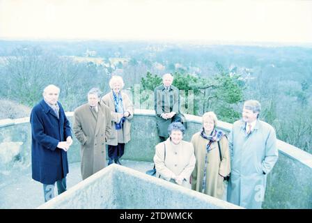 Sieben Bürgermeister der Region ganz links, Bürgermeister Jaap Pop von Haarlem, 2. Von links, Bürgermeister Jan van Houwelingen von Haarlemmermeer, 10-03-1996, Whizgle News aus der Vergangenheit, zugeschnitten auf die Zukunft. Erkunden Sie historische Geschichten, das Image der niederländischen Agentur aus einer modernen Perspektive, die die Lücke zwischen den Ereignissen von gestern und den Erkenntnissen von morgen überbrückt. Eine zeitlose Reise, die die Geschichten prägt, die unsere Zukunft prägen Stockfoto