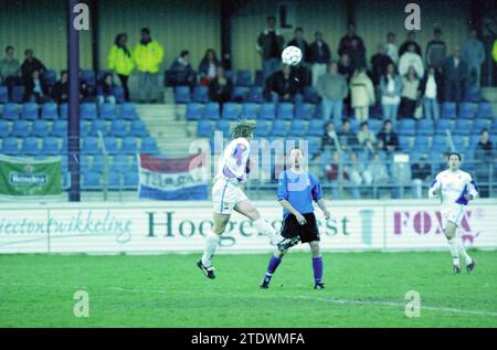 Football: Telstar - Top Oss, 17. 04. 2003, Whizgle News from the Past, Tailored for the Future. Erkunden Sie historische Geschichten, das Image der niederländischen Agentur aus einer modernen Perspektive, die die Lücke zwischen den Ereignissen von gestern und den Erkenntnissen von morgen überbrückt. Eine zeitlose Reise, die die Geschichten prägt, die unsere Zukunft prägen Stockfoto