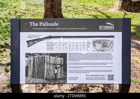 Informationsschild für die Palisade, eine Festung, in der kolonialen mährischen Siedlung im Historic Bethabara Park in Winston Salem, North Carolina. Stockfoto