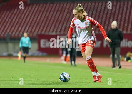 Nürnberg, Deutschland. Dezember 2023. Nürnberg, 17. Dezember 2023: Franziska Kett (20 FC Bayern München) beim Google Pixel Frauen-Bundesliga Spiel zwischen 1. FC Nürnberg und FC Bayern München im Max-Morlock-Stadion in Nürnberg. (Sven Beyrich/SPP) Credit: SPP Sport Press Photo. /Alamy Live News Stockfoto