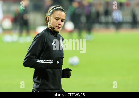 Nürnberg, Deutschland. Dezember 2023. Nürnberg, 17. Dezember 2023: Schiedsrichterin Daniela Göttlinger wärmt sich vor dem Google Pixel Frauen-Bundesliga Spiel zwischen 1. FC Nürnberg und FC Bayern München im Max-Morlock-Stadion in Nürnberg. (Sven Beyrich/SPP) Credit: SPP Sport Press Photo. /Alamy Live News Stockfoto