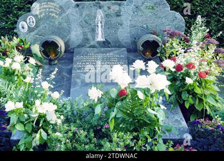 Stable Grave, Haarlem, Niederlande, 01-11-1999, Whizgle News aus der Vergangenheit, zugeschnitten auf die Zukunft. Erkunden Sie historische Geschichten, das Image der niederländischen Agentur aus einer modernen Perspektive, die die Lücke zwischen den Ereignissen von gestern und den Erkenntnissen von morgen überbrückt. Eine zeitlose Reise, die die Geschichten prägt, die unsere Zukunft prägen Stockfoto