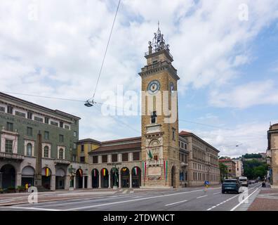 Bergamo: Das Zentrum von Piacenza mit dem Torre dei Caduti (Turm der Gefallenen) in Bergamo, Lombardei, Italien Stockfoto