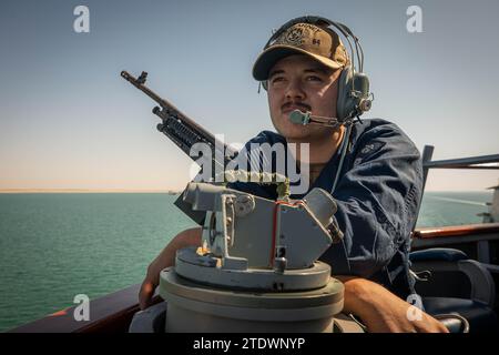 Suez-Kanal, Ägypten. Dezember 2023. Quartiermeister Seaman COLBY BILSON steht als tragender Abnehmer an Bord des Arleigh-Burke-Klasse-Raketenzerstörers USS Carney (DDG 64) während einer Durchfahrt durch den Suez-Kanal. Carney wird im Einsatzgebiet der 5. US-Flotte eingesetzt, um die Sicherheit und Stabilität im Nahen Osten im Seeverkehr zu gewährleisten Stockfoto