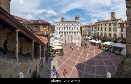 Bergamo: Palazzo Nuovo (Biblioteca Civica Angelo Mai, Bibliothek Angelo Maj), Piazza Vecchia in Bergamo, Lombardei, Italien Stockfoto