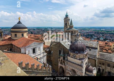 Bergamo: Blick vom Turm torre civica (Campanone) auf die Kathedrale Duomo und Kirche Santa Maria Maggiore in Bergamo, Lombardia, Lombardei, Italien Stockfoto