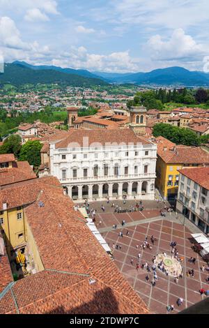 Bergamo: Blick vom Turm torre civica (Campanone) auf den Platz Piazza Vecchia und Palazzo Nuovo (Biblioteca Civica Angelo Mai, Bibliothek Angelo Maj) in Be Stockfoto