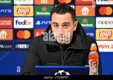 ANTWERPEN - FC Barcelona Trainer Xavi Hernandez beim Gruppenspiel der UEFA Champions League zwischen Royal Antwerp FC und FC Barcelona im Bosuil Stadium am 13. Dezember 2023 in Antwerpen, Belgien. ANP | Hollandse Hoogte | GERRIT VAN COLOGNE Stockfoto