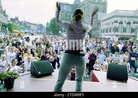 TROS Walk, 28.09.2002, Whizgle News aus der Vergangenheit, maßgeschneidert für die Zukunft. Erkunden Sie historische Geschichten, das Image der niederländischen Agentur aus einer modernen Perspektive, die die Lücke zwischen den Ereignissen von gestern und den Erkenntnissen von morgen überbrückt. Eine zeitlose Reise, die die Geschichten prägt, die unsere Zukunft prägen Stockfoto