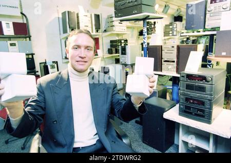 Verschiedene Personen in Elres, Harlem, Haarlem, Niederlande, 11-11-1998, Whizgle News aus der Vergangenheit, zugeschnitten auf die Zukunft. Erkunden Sie historische Geschichten, das Image der niederländischen Agentur aus einer modernen Perspektive, die die Lücke zwischen den Ereignissen von gestern und den Erkenntnissen von morgen überbrückt. Eine zeitlose Reise, die die Geschichten prägt, die unsere Zukunft prägen Stockfoto