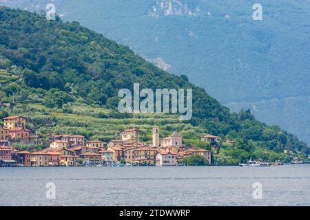 Monte Isola: Lago d'Iseo (Iseosee), Insel Monte Isola, Dorf Carzano, Passagierschiff in Brescia, Lombardei, Italien Stockfoto