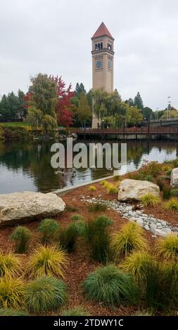 Flussufer in Spokane im Herbst mit Uhrturm in der Ferne Stockfoto