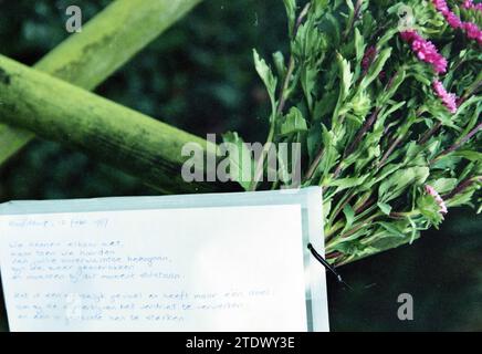 Blumenstrauß, Skagerrak 66 (Beileidsbekundungen von Nachbarn nach der Ermordung von Mutter und Kind), Hoofddorp, Skagerrak, Niederlande, 11-02-1997, Whizgle News aus der Vergangenheit, zugeschnitten auf die Zukunft. Erkunden Sie historische Geschichten, das Image der niederländischen Agentur aus einer modernen Perspektive, die die Lücke zwischen den Ereignissen von gestern und den Erkenntnissen von morgen überbrückt. Eine zeitlose Reise, die die Geschichten prägt, die unsere Zukunft prägen Stockfoto