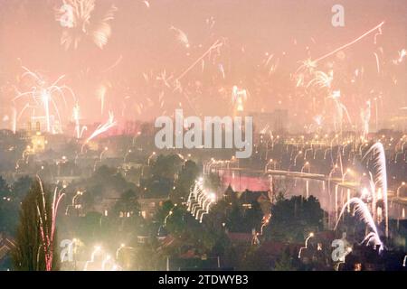 Feuerwerk, Haarlem, Niederlande, 30-12-1998, Whizgle News from the Past, maßgeschneidert für die Zukunft. Erkunden Sie historische Geschichten, das Image der niederländischen Agentur aus einer modernen Perspektive, die die Lücke zwischen den Ereignissen von gestern und den Erkenntnissen von morgen überbrückt. Eine zeitlose Reise, die die Geschichten prägt, die unsere Zukunft prägen Stockfoto