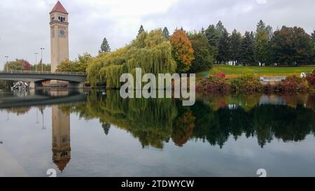 Flussufer in Spokane im Herbst mit Uhrturm in der Ferne Stockfoto