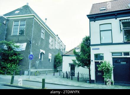 Das Kloster Magdalen wurde mit Spruchbändern von Anwohnern aus Protest gegen eine geplante Obdachlose-Unterkunft bedeckt. Gebäude Kinderhuisvest 19 (rechts) steht zum Verkauf, Haarlem, Kinderhuisvest, Niederlande, 04-07-1999, Whizgle News aus der Vergangenheit, zugeschnitten auf die Zukunft. Erkunden Sie historische Geschichten, das Image der niederländischen Agentur aus einer modernen Perspektive, die die Lücke zwischen den Ereignissen von gestern und den Erkenntnissen von morgen überbrückt. Eine zeitlose Reise, die die Geschichten prägt, die unsere Zukunft prägen Stockfoto