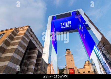 Brescia: Piazza della Vittoria, Palazzo delle poste („Postgebäude“), Torre della Rivoluzione („Turm der Revolution“) in Brescia, L Stockfoto