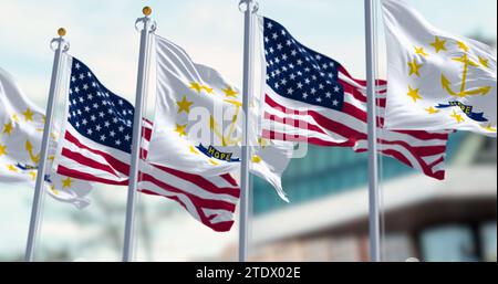 Die Flagge des Bundesstaates Rhode Island winkt mit der amerikanischen Flagge. Goldanker im Zentrum, umgeben von 13 goldenen Sternen. 3D-Darstellung. Wellen f Stockfoto