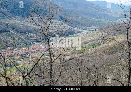 Blick auf das Jerte-Tal vom Aussichtspunkt Tornavacas in Extremadura, Spanien Stockfoto