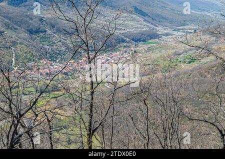 Blick auf das Jerte-Tal vom Aussichtspunkt Tornavacas in Extremadura, Spanien Stockfoto