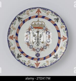 Drei Teller mit den Wappen europäischer Adliger, de Grieksche A, um 1702 - um 1722 Fowence Brett. Mehrfarbig bemalt mit der Waffe Friedrichs I., Kurfürst von Brandenburg und König von Preußen. Delft . Fowence Board. Mehrfarbig bemalt mit der Waffe Friedrichs I., Kurfürst von Brandenburg und König von Preußen. Delft . Stockfoto